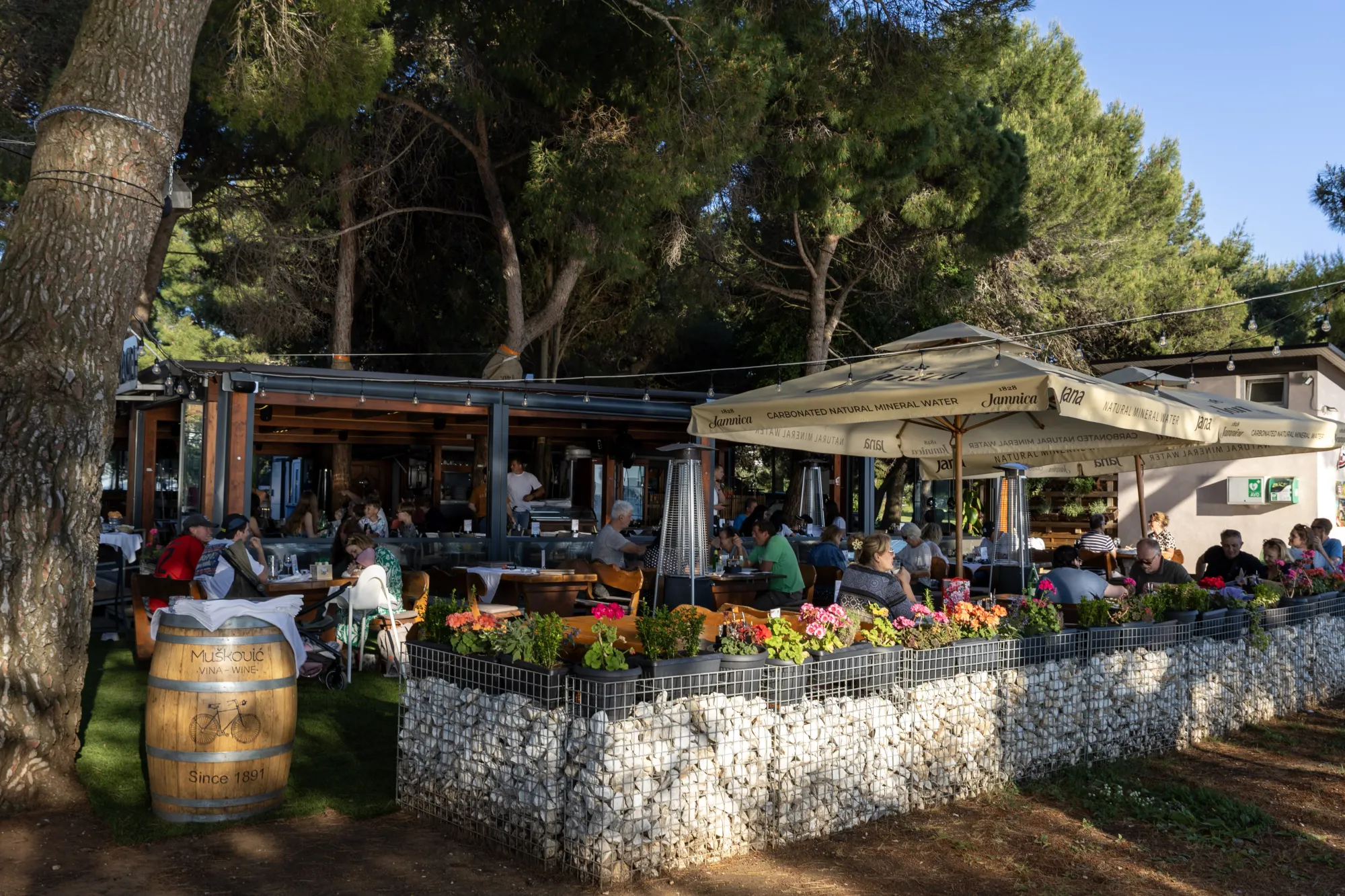 Terasa restorana Plaža-Beach uz more u Fažani
