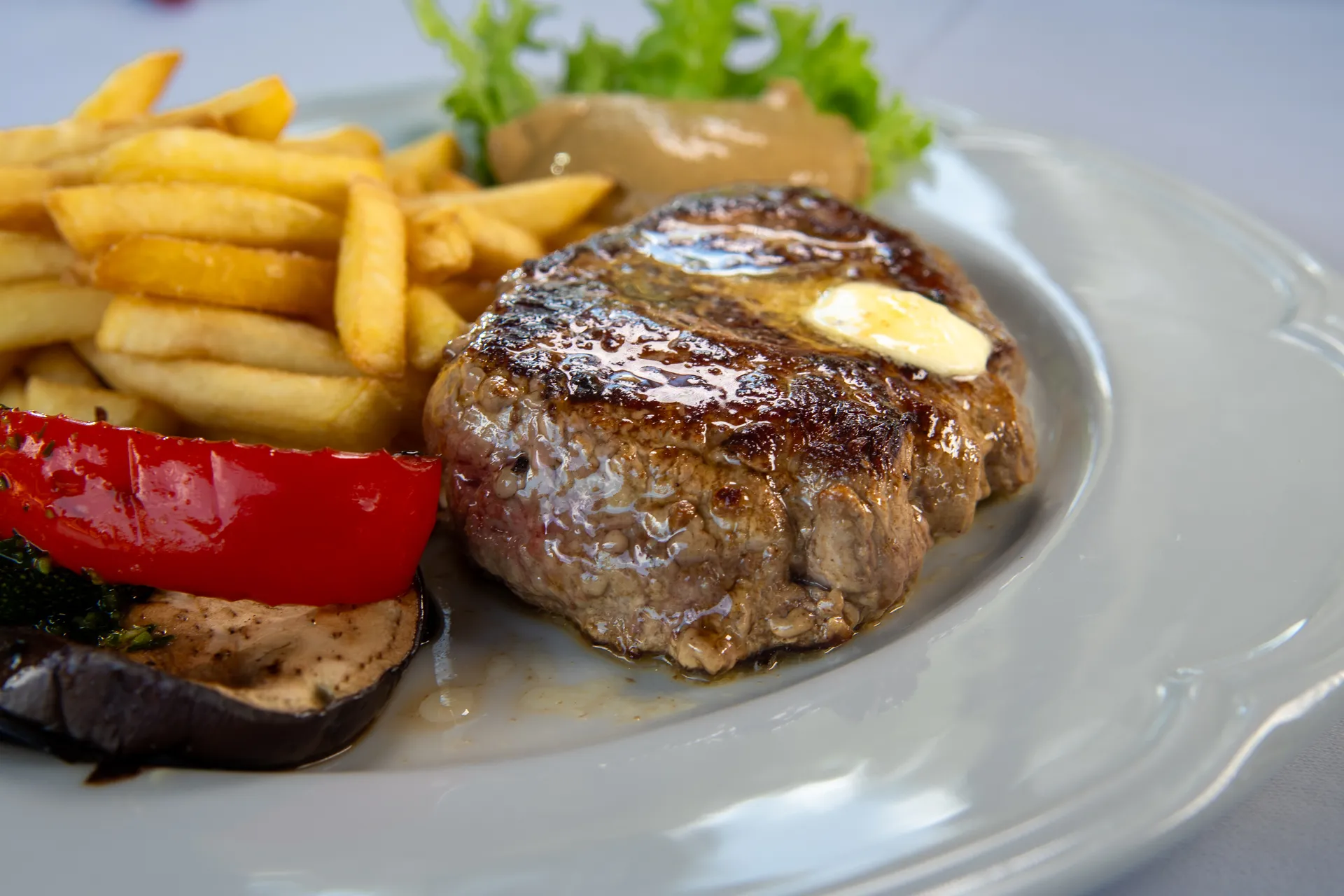 Biftek s pomfritom i grillanim povrćem