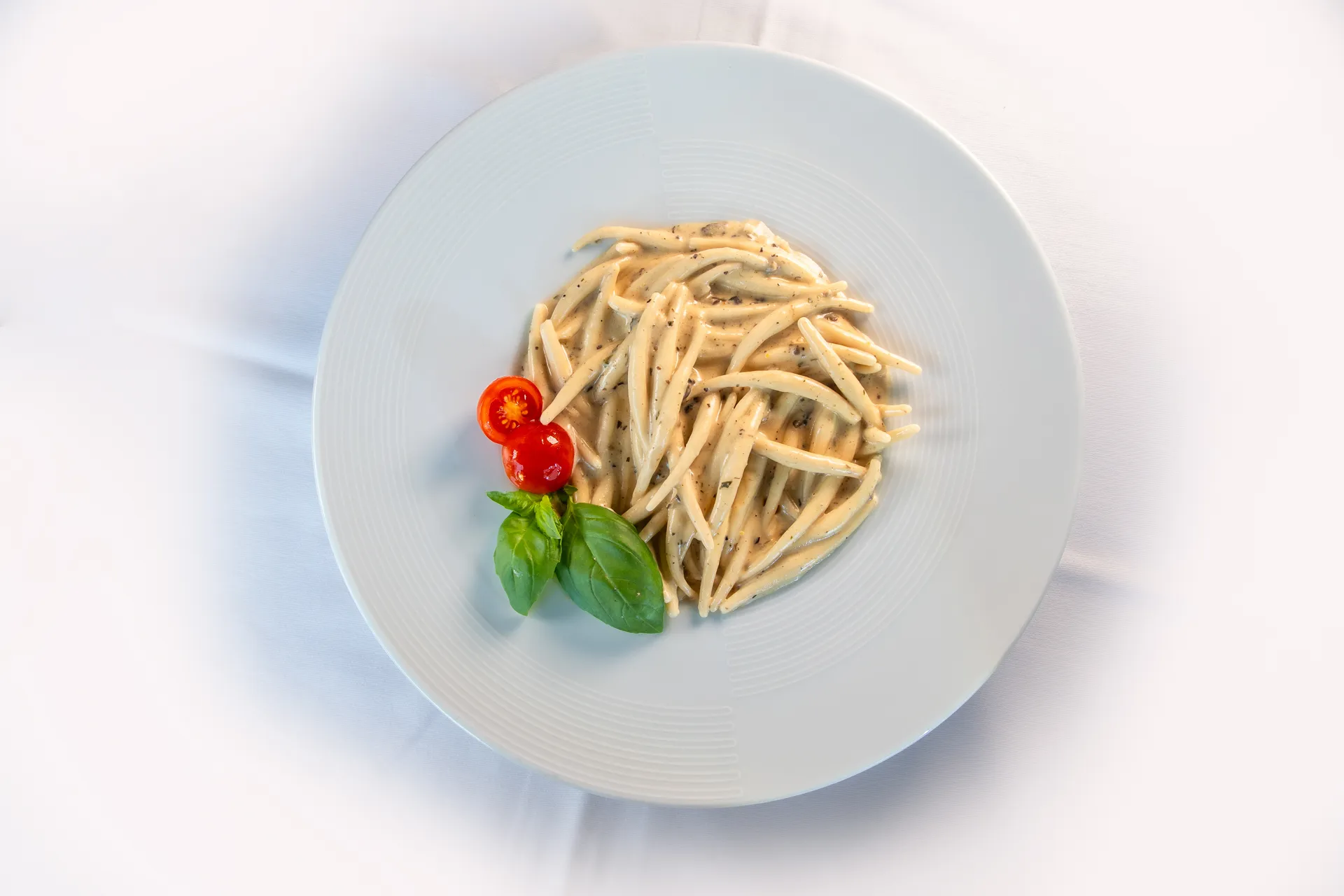 Tjestenina u kremastom umaku s cherry rajčicom i bosiljkom