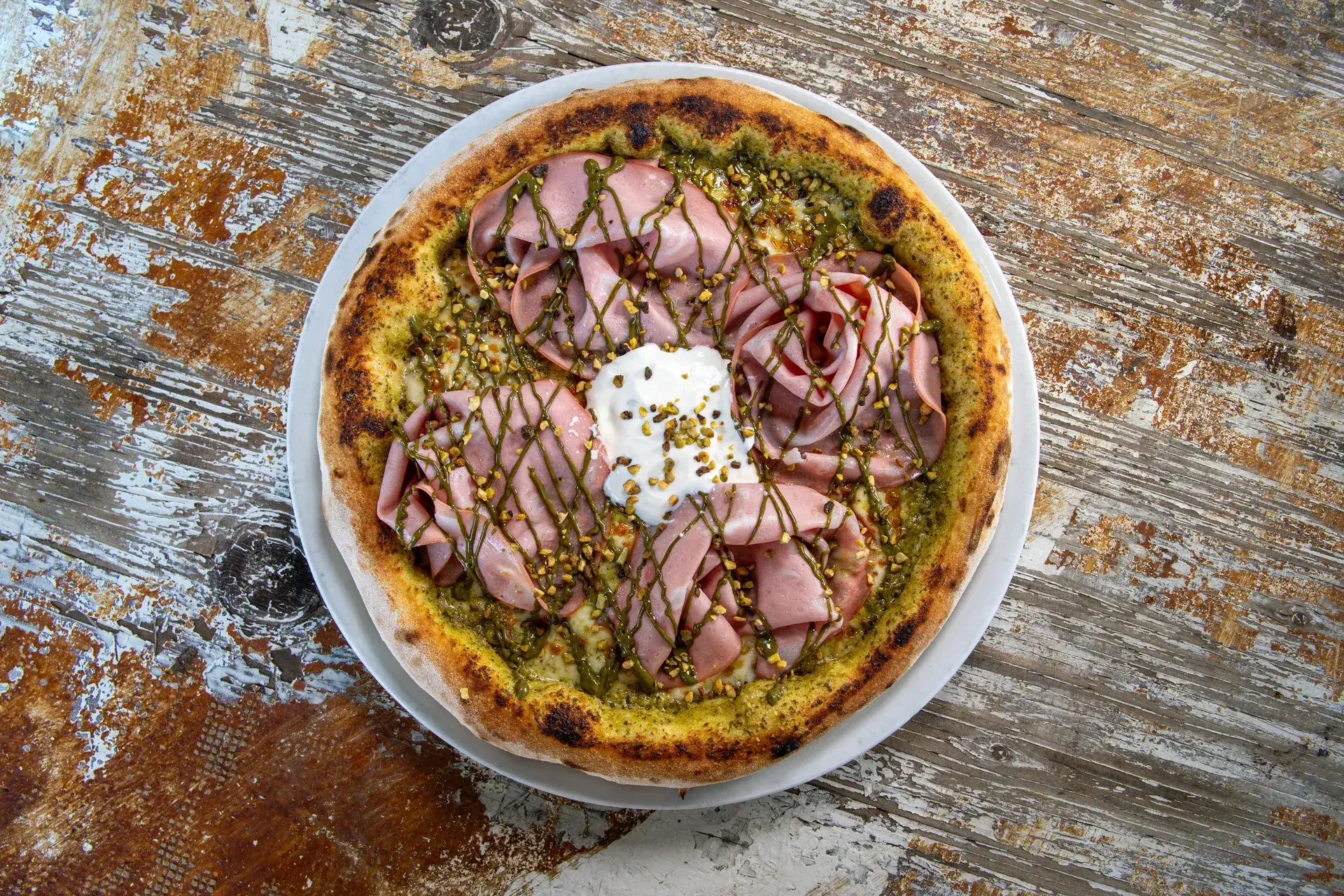 Pizza s mortadelom, pistacijama i buratom